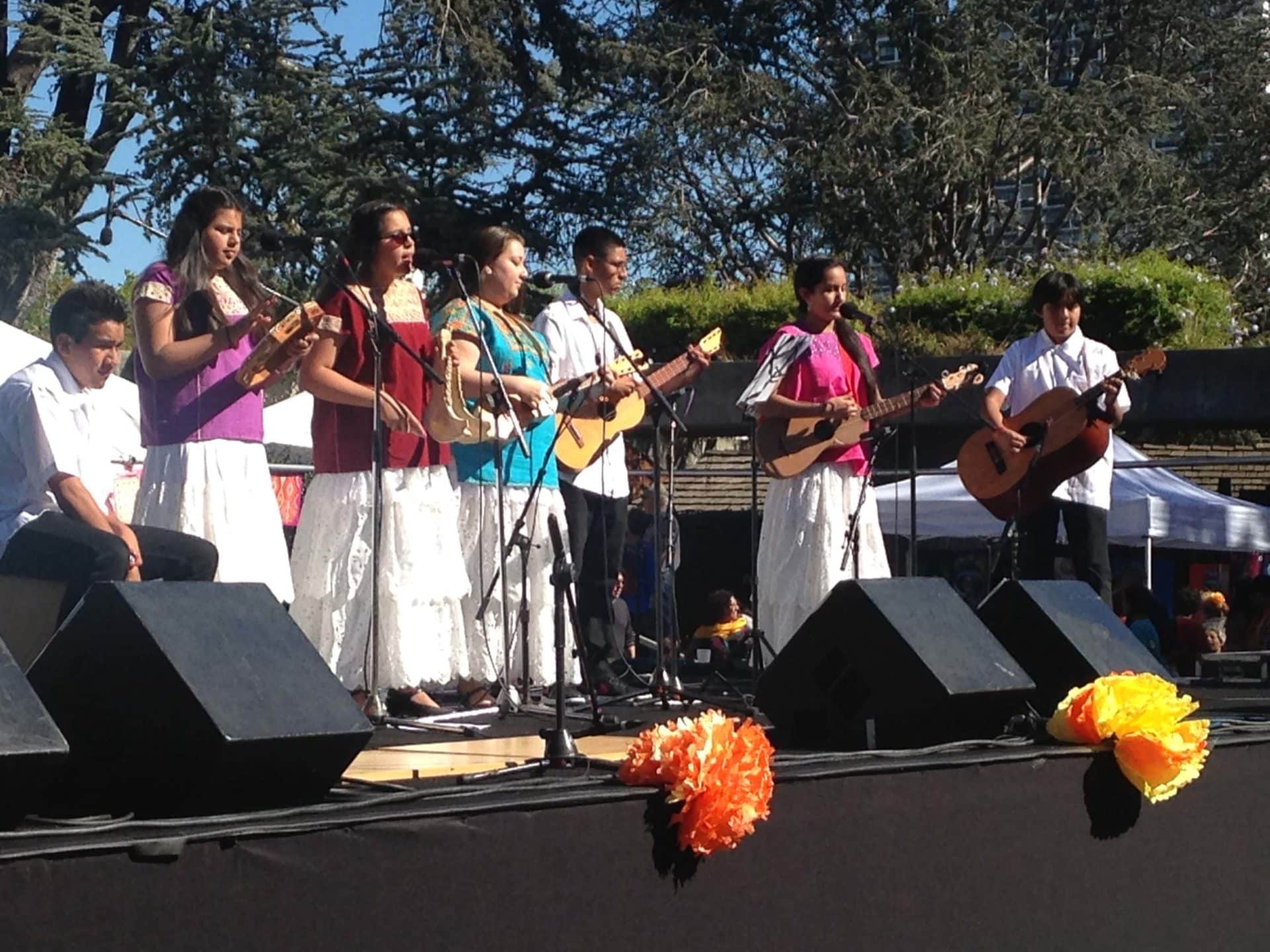 Los Cenzontles Juvenil en el museo de Oakland